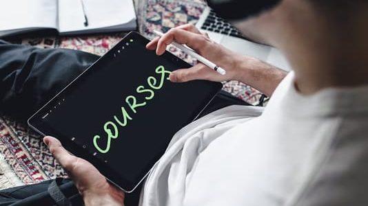 Explorer les cours par correspondance : une méthode d'enseignement à distance efficace