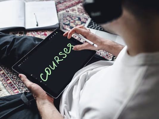 Explorer les cours par correspondance : une méthode d'enseignement à distance efficace