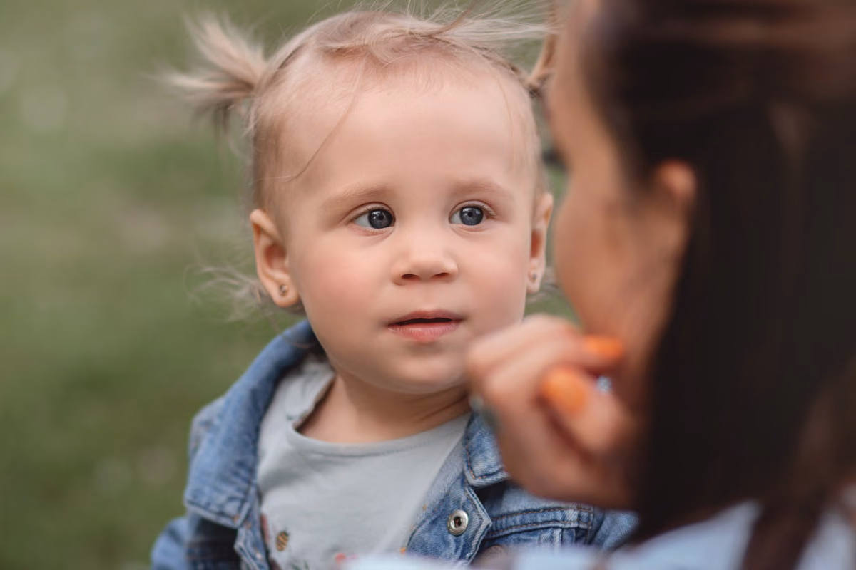 Les puces piquent les enfants